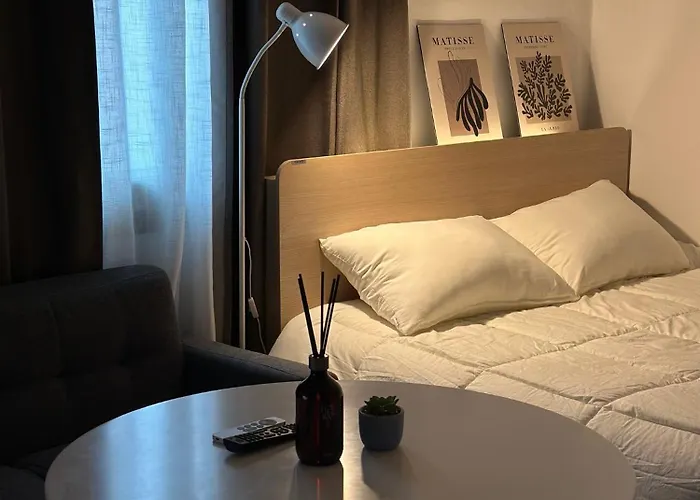 Station - 1 Minute Away - Cozy House Apartment *