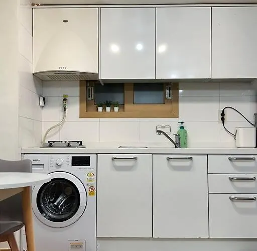 Station - 1 Minute Away - Cozy House