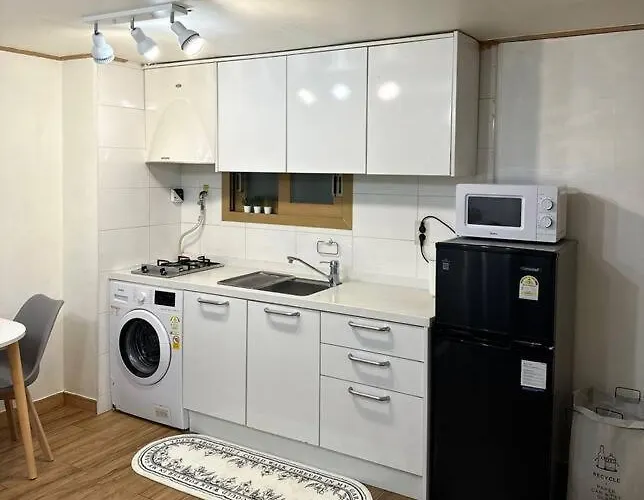 Station - 1 Minute Away - Cozy House